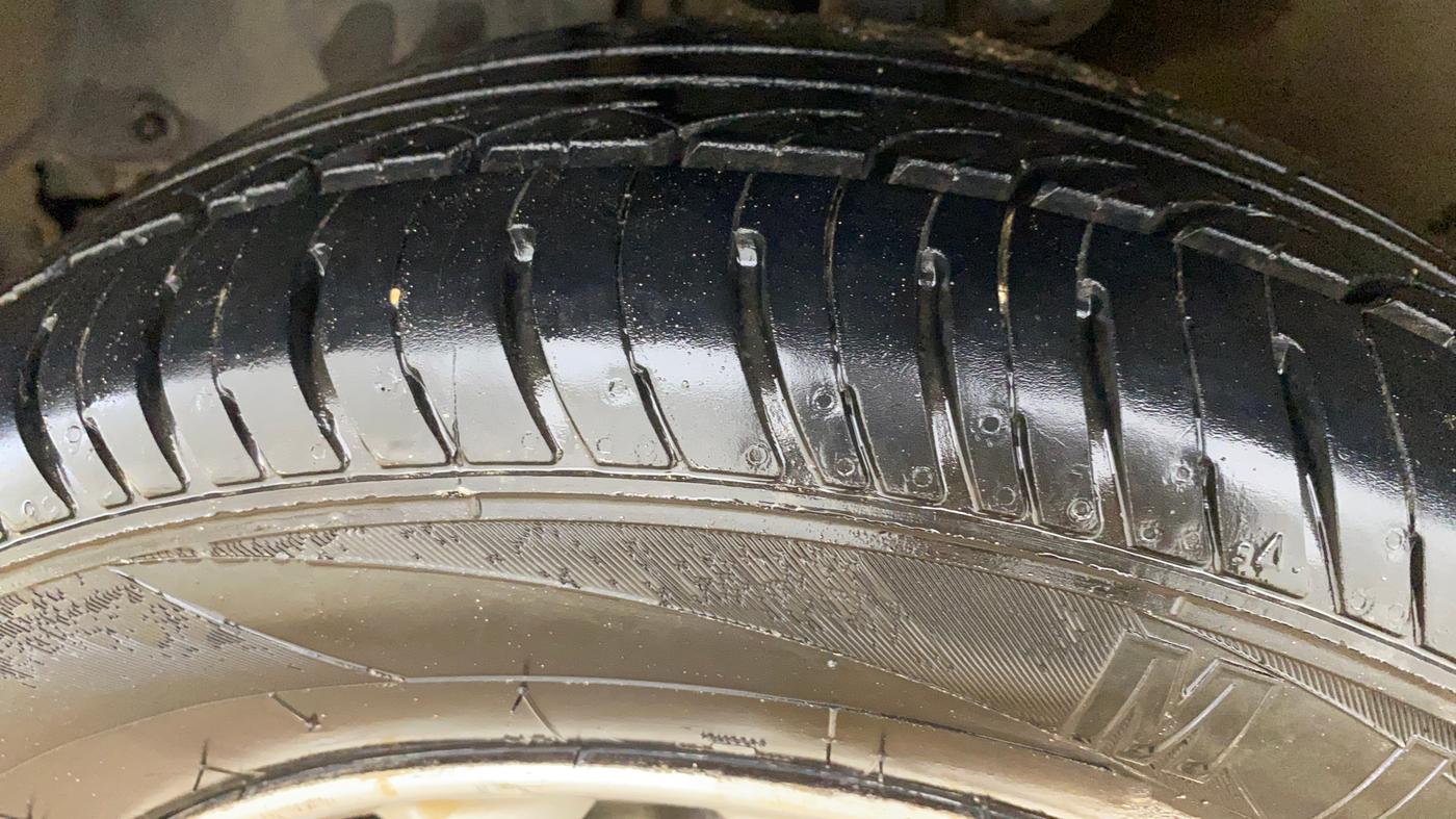 2017 Mahindra Kuv100 K6 PLUS 6 STR, Petrol, Manual, 1,23,057 km, Left Front Tyre Tread