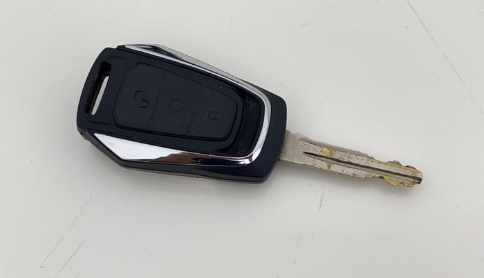 2017 Mahindra Kuv100 K6 PLUS 6 STR, Petrol, Manual, 1,23,281 km, Key Close Up