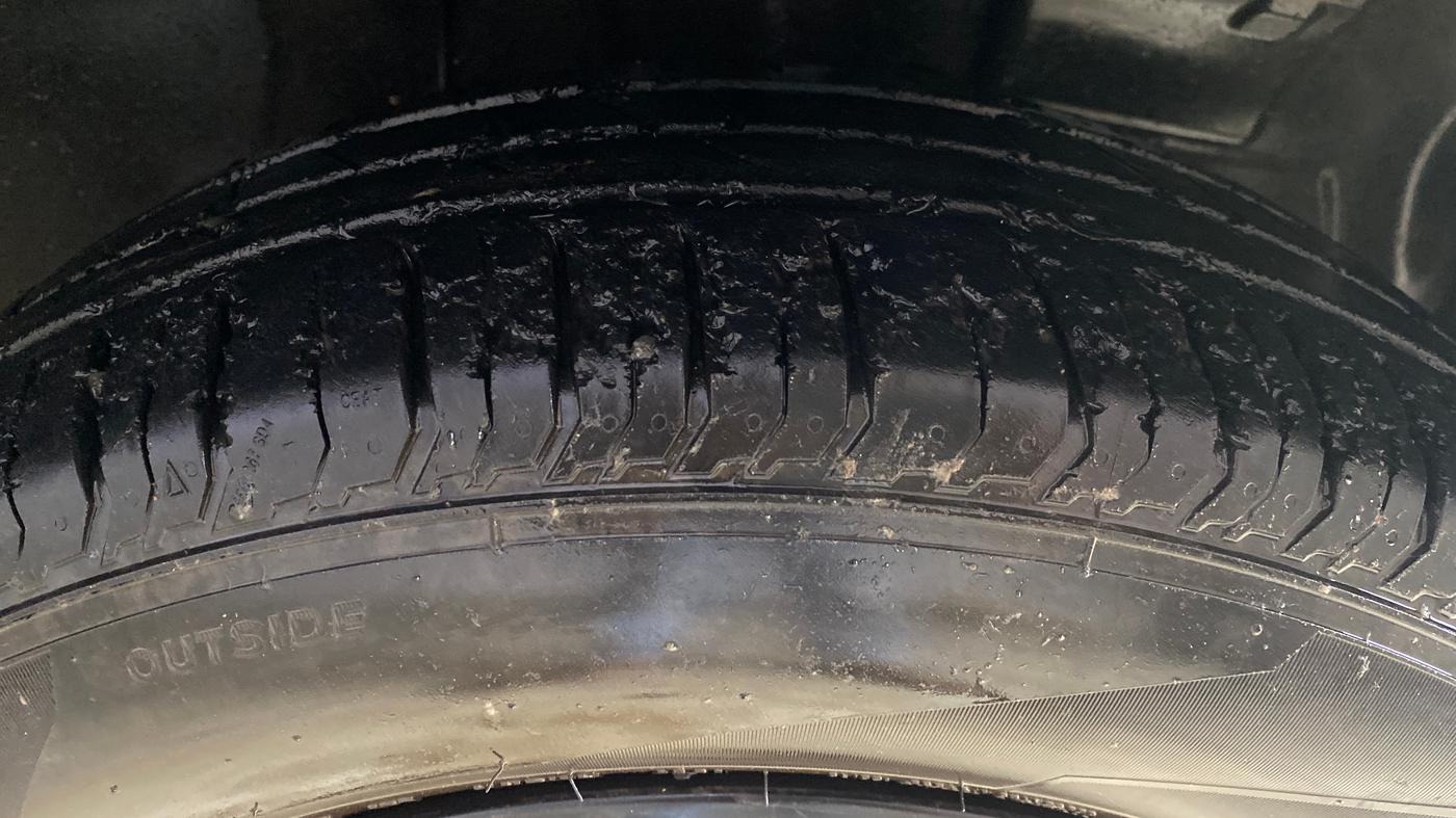 2021 Tata PUNCH ACCOMPLISHED AMT, Petrol, Automatic, 52,156 km, Right Front Tyre Tread