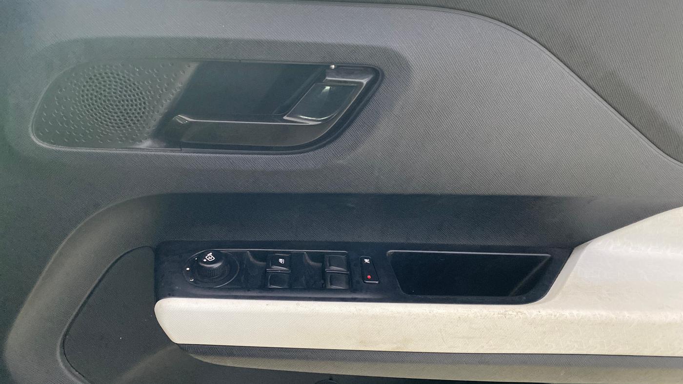 2021 Tata PUNCH ACCOMPLISHED AMT, Petrol, Automatic, 52,156 km, Driver Side Door Panels Control