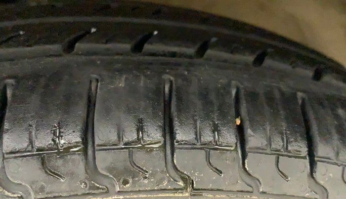 2018 Maruti Wagon R 1.0 LXI CNG, CNG, Manual, 83,761 km, Left Front Tyre Tread