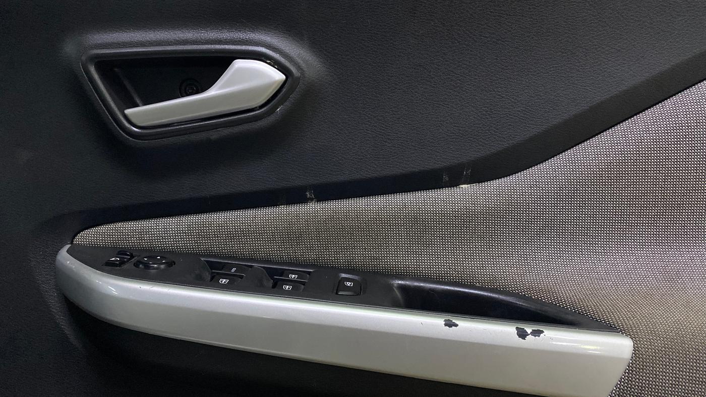 2021 Nissan MAGNITE XL TURBO CVT, Petrol, Automatic, 88,812 km, Driver Side Door Panels Control