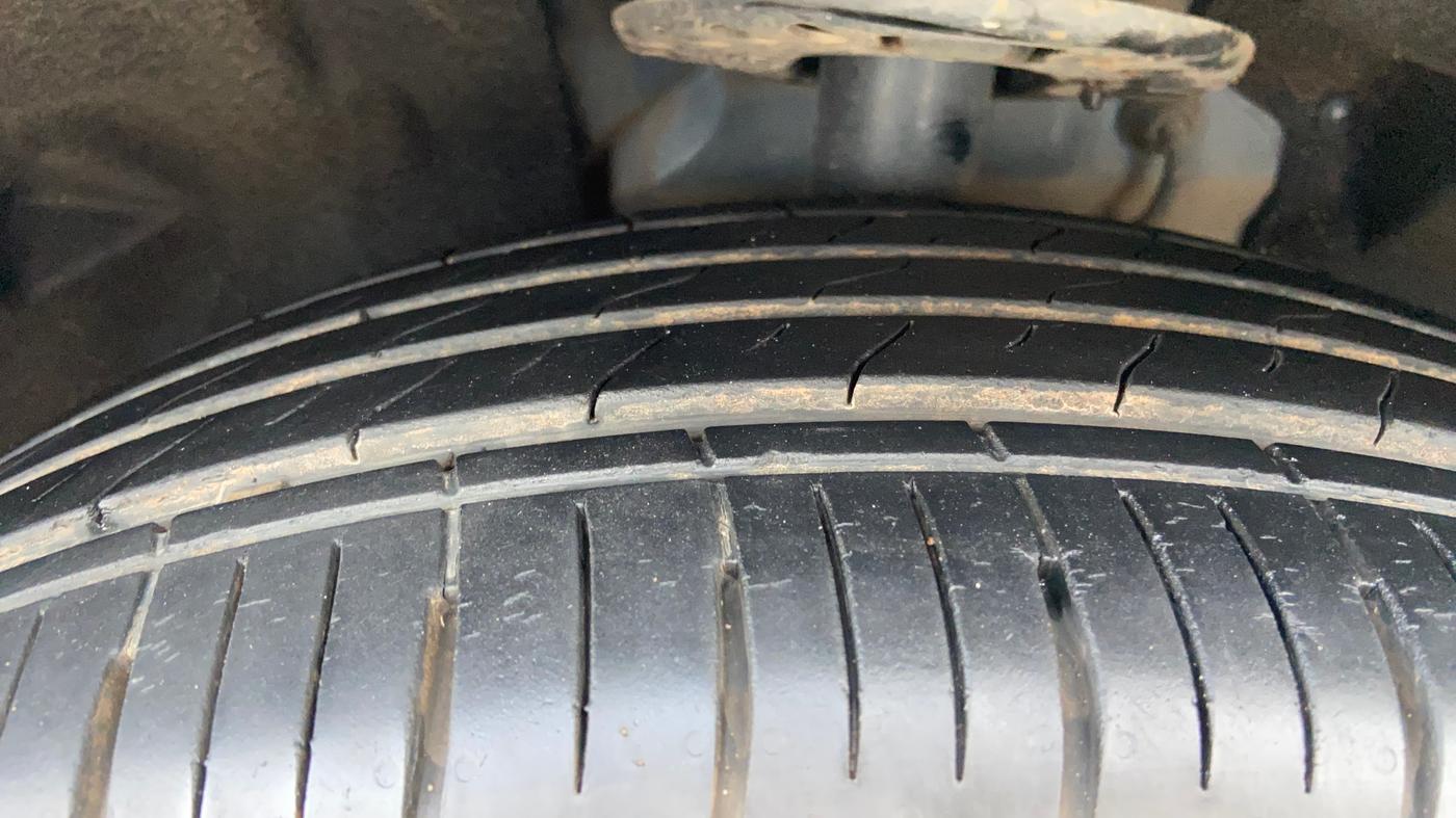 2022 Mahindra XUV700 AX 5 P AT 5 STR, Petrol, Automatic, 20,014 km, Left Front Tyre Tread