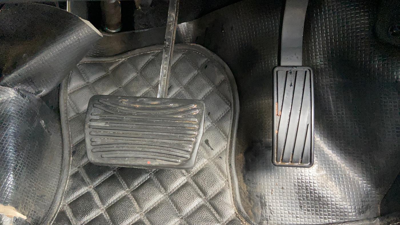 2022 Mahindra XUV700 AX 5 P AT 5 STR, Petrol, Automatic, 20,014 km, Pedals