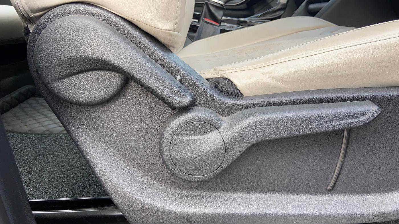 2022 Mahindra XUV700 AX 5 P AT 5 STR, Petrol, Automatic, 20,014 km, Driver Side Adjustment Panel