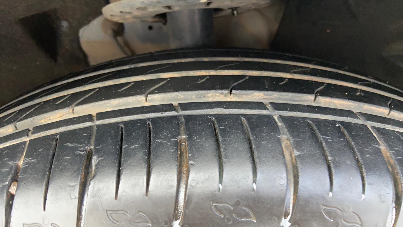 2022 Mahindra XUV700 AX 5 P AT 5 STR, Petrol, Automatic, 20,014 km, Right Front Tyre Tread