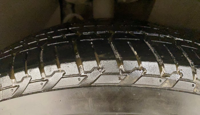 2018 Mahindra XUV500 W10 AT, Diesel, Automatic, 99,702 km, Right Front Tyre Tread