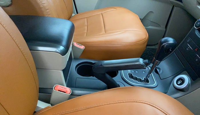 2018 Mahindra XUV500 W10 AT, Diesel, Automatic, 99,702 km, Gear Lever