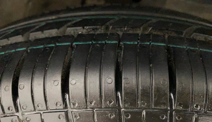2010 Maruti Swift VXI, Petrol, Manual, 93,897 km, Right Front Tyre Tread