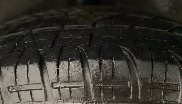 2010 Maruti Swift VXI, Petrol, Manual, 93,897 km, Right Rear Tyre Tread