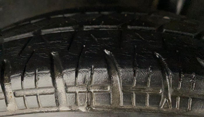 2010 Maruti Swift VXI, Petrol, Manual, 93,897 km, Left Rear Tyre Tread