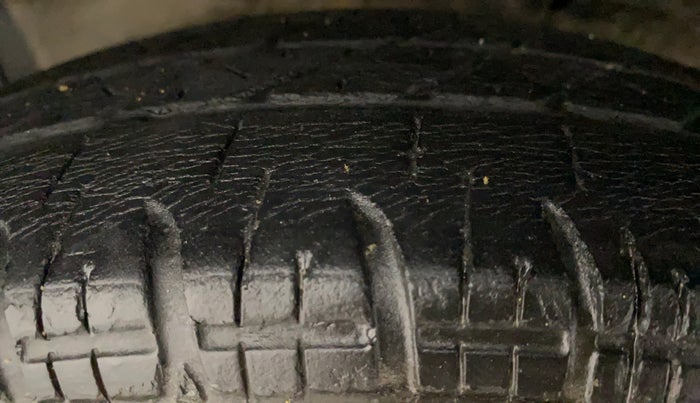2010 Maruti Swift VXI, Petrol, Manual, 93,897 km, Left Front Tyre Tread