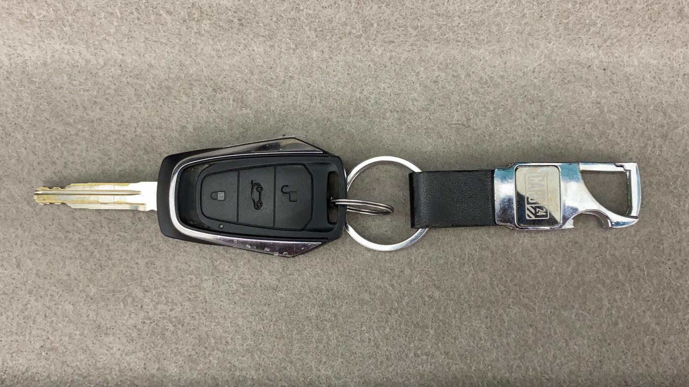 2016 Mahindra Kuv100 K8 D 6 STR, Diesel, Manual, 97,857 km, Key Close Up