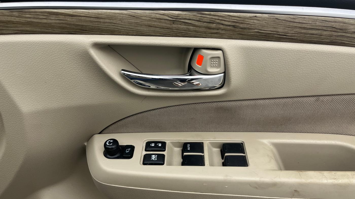 2018 Maruti Ciaz ZETA 1.5 SHVS MT PETROL, Petrol, Manual, 59,225 km, Driver Side Door Panels Control