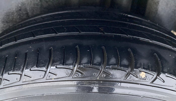 2016 Maruti Ciaz VDI+ SHVS, Diesel, Manual, 1,01,167 km, Left Rear Tyre Tread