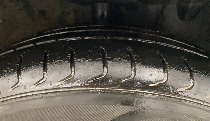 2014 Toyota Etios V, Petrol, Manual, 81,689 km, Right Front Tyre Tread