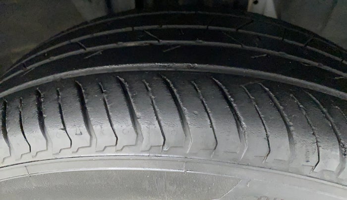 2021 Nissan MAGNITE XL TURBO, Petrol, Manual, 33,239 km, Right Front Tyre Tread
