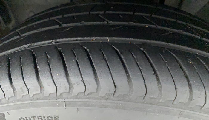 2021 Nissan MAGNITE XL TURBO, Petrol, Manual, 33,239 km, Left Front Tyre Tread
