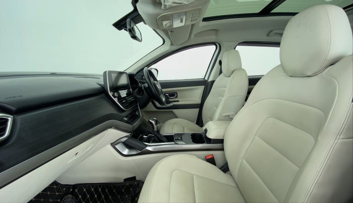 2021 Tata Safari XZA+  KRYOTEC, Diesel, Automatic, 16,533 km, Right Side Front Door Cabin