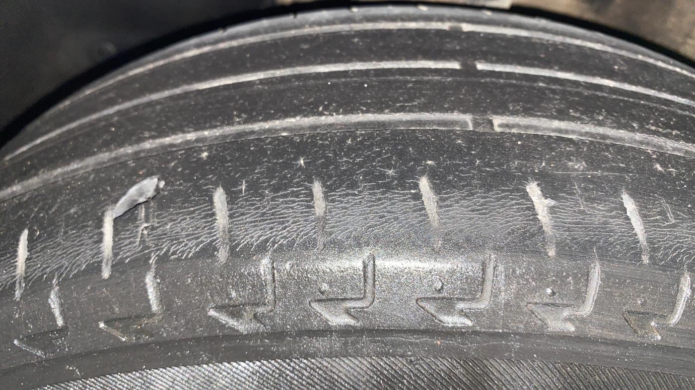 2019 Maruti IGNIS DELTA 1.2 AMT, Petrol, Automatic, 61,737 km, Left Front Tyre Tread