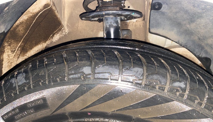 2021 Maruti Swift VXI, CNG, Manual, 32,199 km, Right Front Tyre Tread