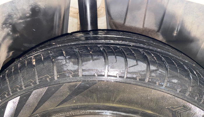 2021 Maruti Swift VXI, CNG, Manual, 32,199 km, Right Rear Tyre Tread