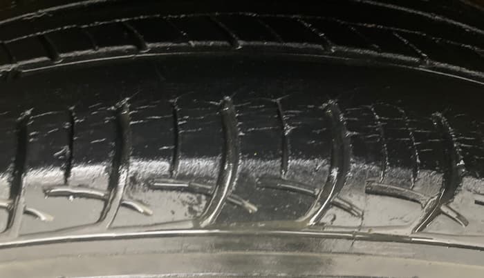 2017 Maruti Baleno DELTA PETROL 1.2, Petrol, Manual, 34,977 km, Left Front Tyre Tread