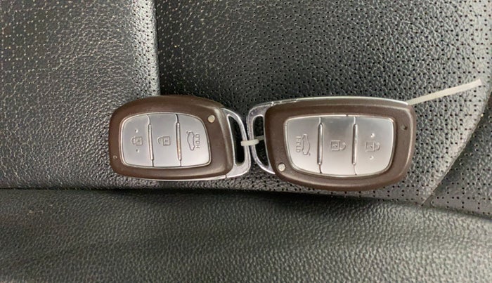 2017 Hyundai New Elantra 2.0 SX(O) AT PETROL, Petrol, Automatic, 1,07,578 km, Key Close Up