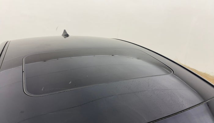 2017 Hyundai New Elantra 2.0 SX(O) AT PETROL, Petrol, Automatic, 1,07,578 km, Moonroof/ Sunroof