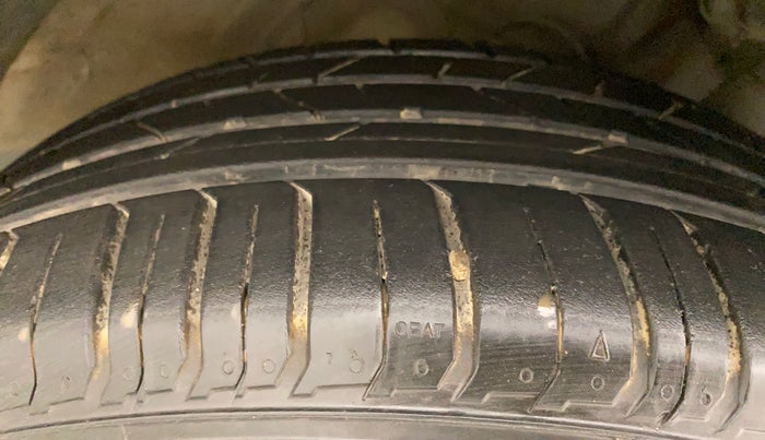 2020 Hyundai VENUE SX PLUS 1.0 TURBO DCT, Petrol, Automatic, 25,400 km, Right Front Tyre Tread