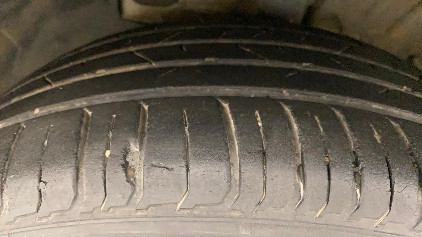 2020 Hyundai VENUE SX PLUS 1.0 TURBO DCT, Petrol, Automatic, 25,400 km, Left Front Tyre Tread