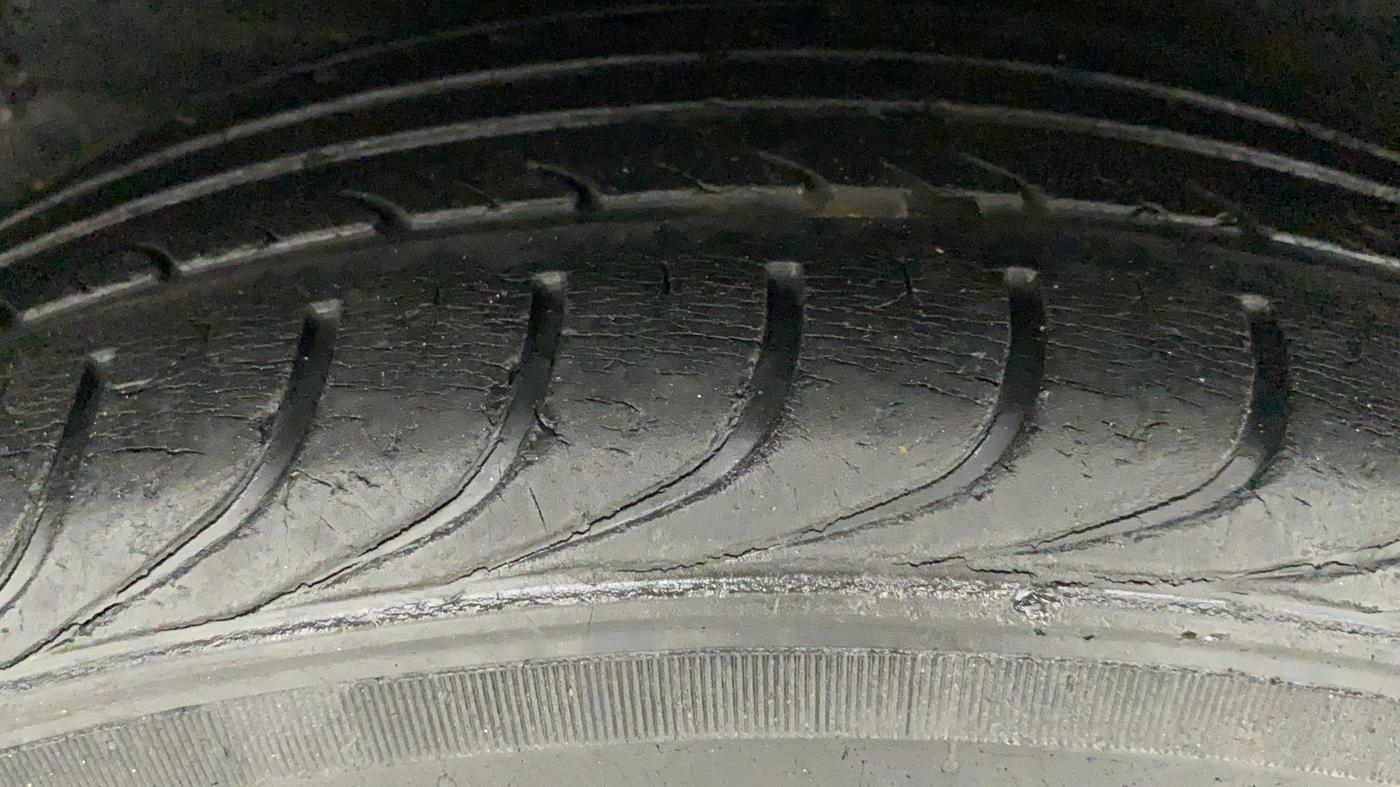2011 Hyundai i20 MAGNA 1.2, Petrol, Manual, 33,855 km, Right Rear Tyre Tread