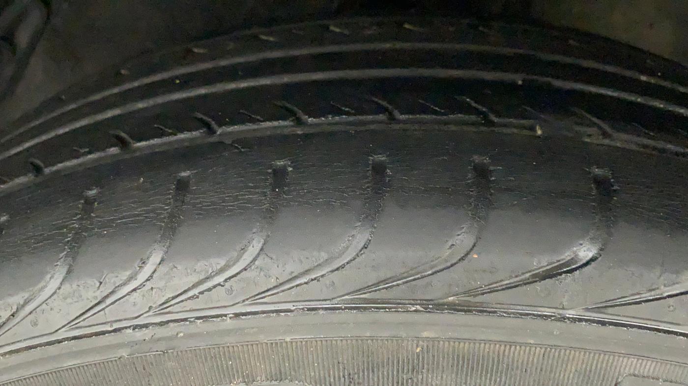2011 Hyundai i20 MAGNA 1.2, Petrol, Manual, 33,855 km, Left Front Tyre Tread
