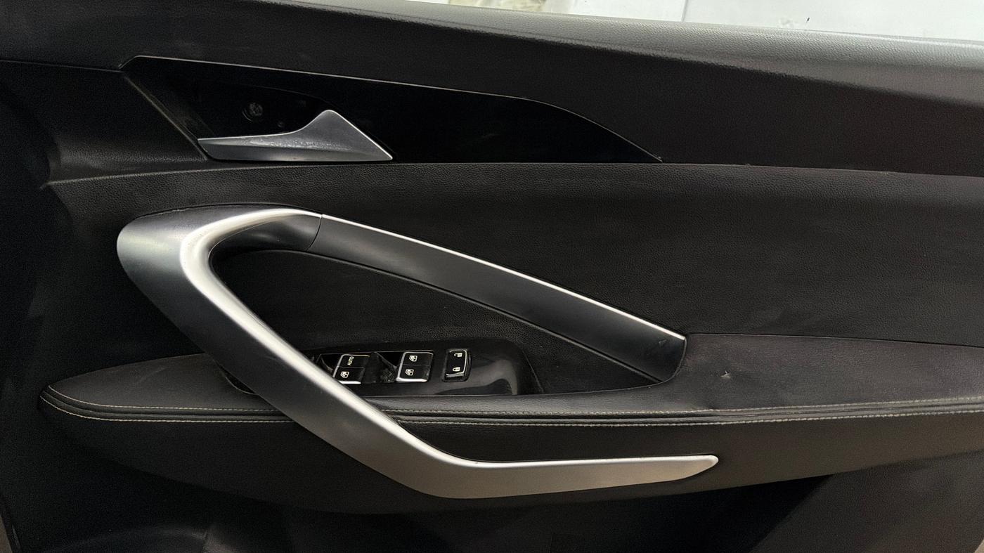 2019 MG HECTOR SHARP HYBRID 1.5 PETROL, Petrol, Manual, 87,032 km, Driver Side Door Panels Control
