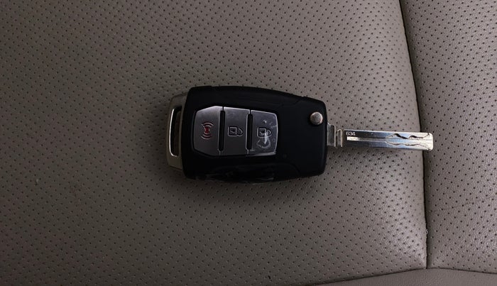 2019 Mahindra XUV300 W8 (O) 1.5 DIESEL, Diesel, Manual, 81,202 km, Key Close Up