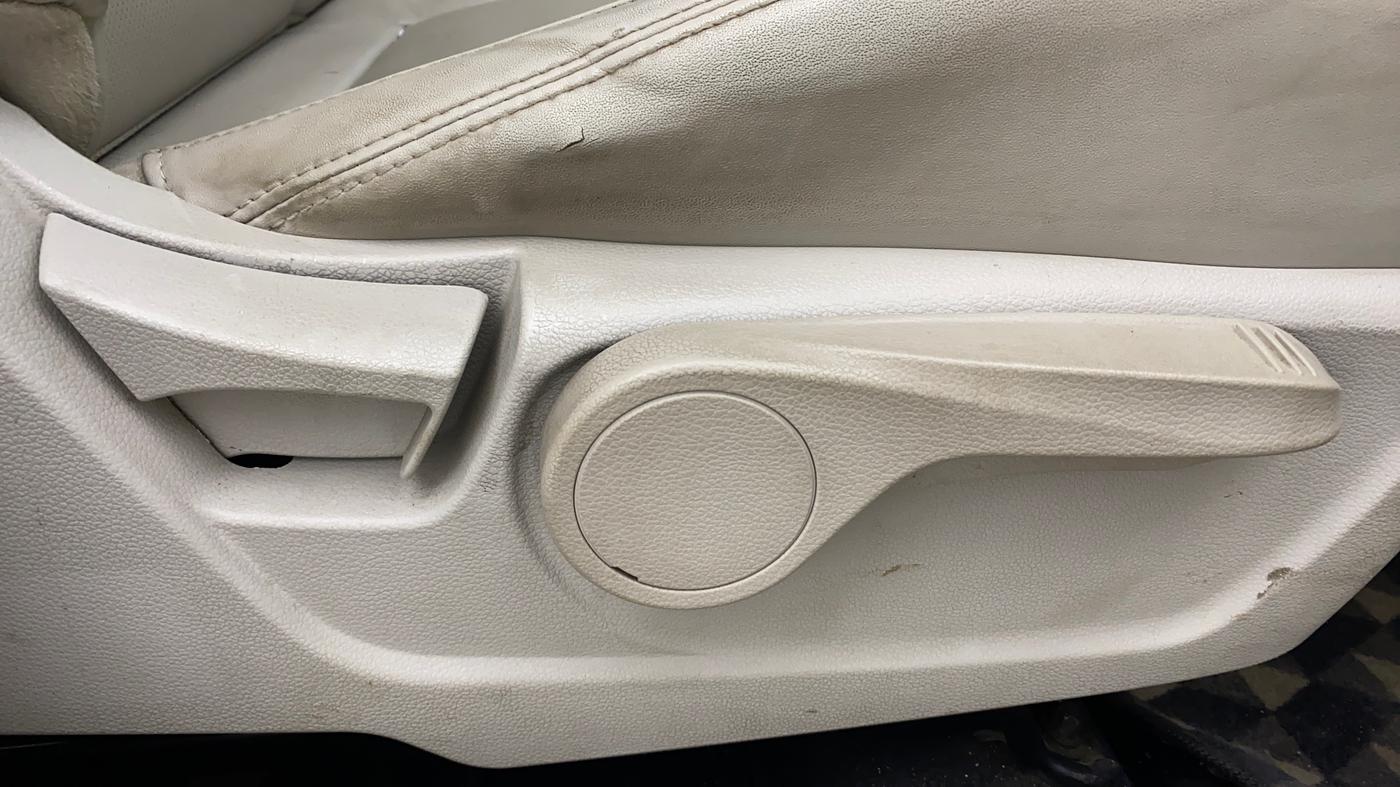 2019 Mahindra XUV300 W8 (O) 1.5 DIESEL, Diesel, Manual, 81,202 km, Driver Side Adjustment Panel