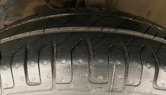 2017 Maruti Dzire VDI AMT, Diesel, Automatic, 83,991 km, Left Front Tyre Tread