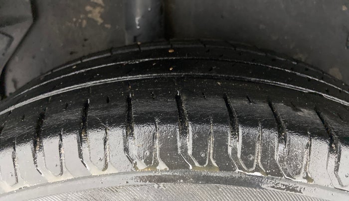 2014 Maruti Ritz ZXI, Petrol, Manual, 75,537 km, Right Rear Tyre Tread