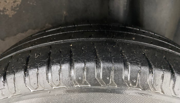 2014 Maruti Ritz ZXI, Petrol, Manual, 75,537 km, Left Rear Tyre Tread