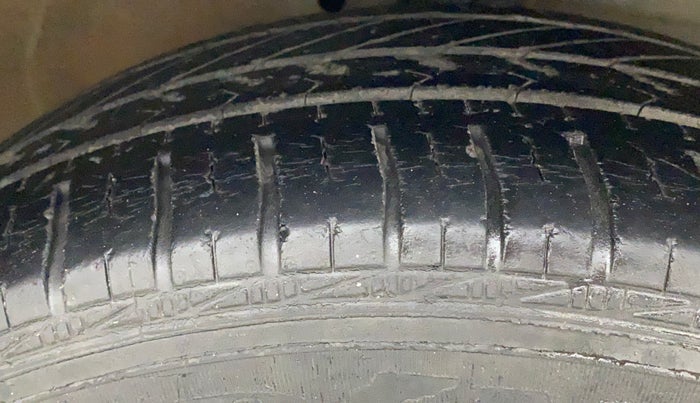 2014 Maruti Ertiga VXI, Petrol, Manual, 31,911 km, Right Front Tyre Tread