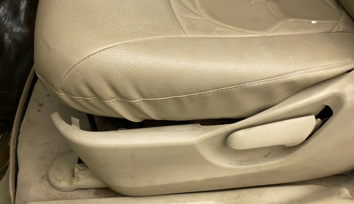 2014 Maruti Ertiga VXI, Petrol, Manual, 31,911 km, Second-row left seat - Seat side trim has minor damage