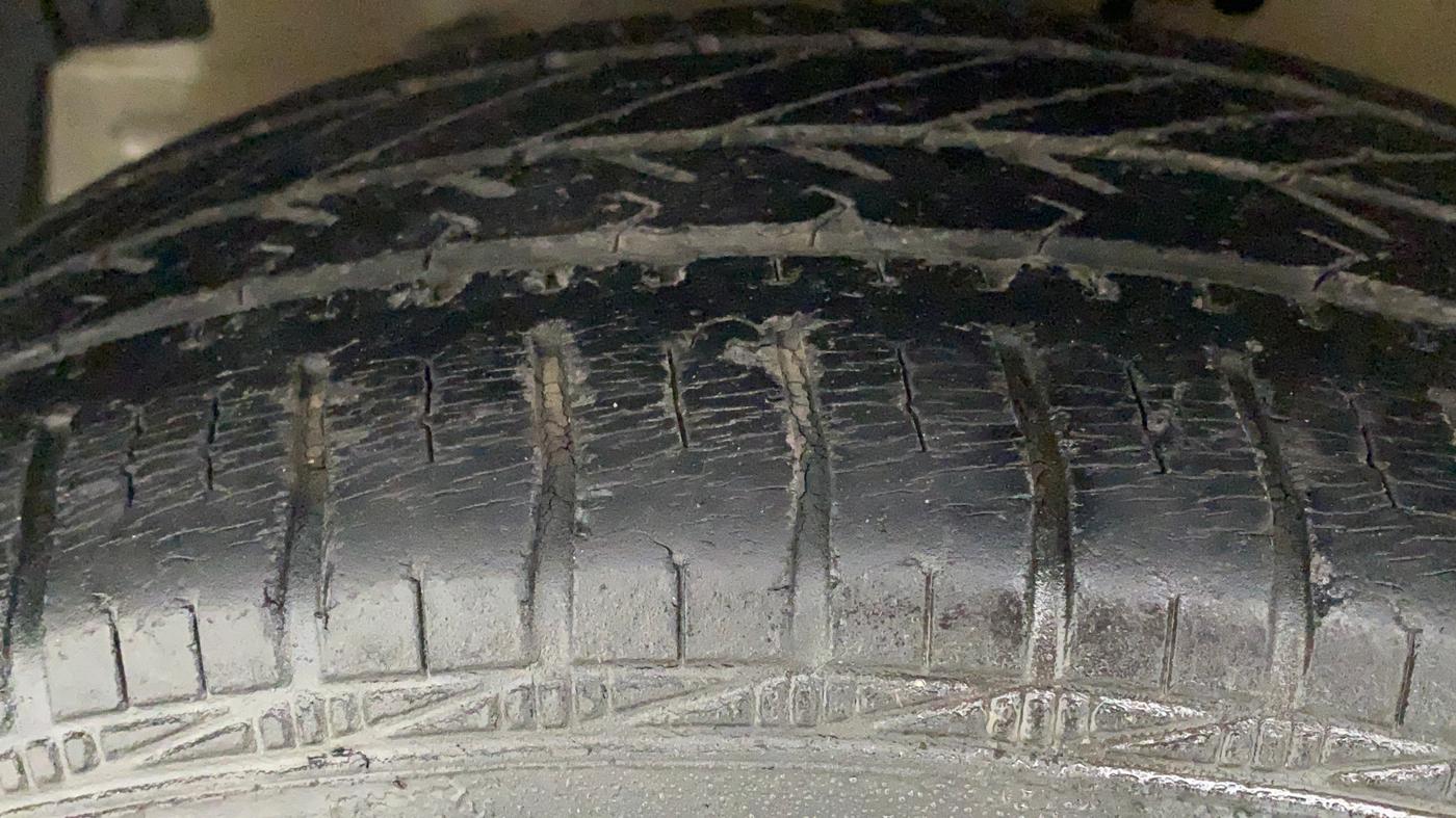 2014 Maruti Ertiga VXI, Petrol, Manual, 31,911 km, Left Front Tyre Tread