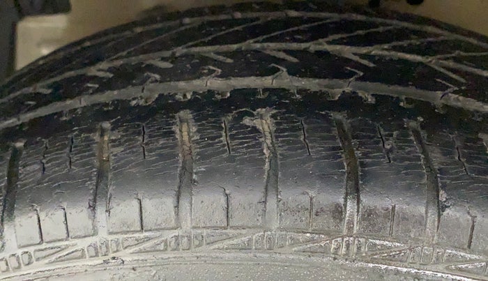 2014 Maruti Ertiga VXI, Petrol, Manual, 31,911 km, Left Front Tyre Tread