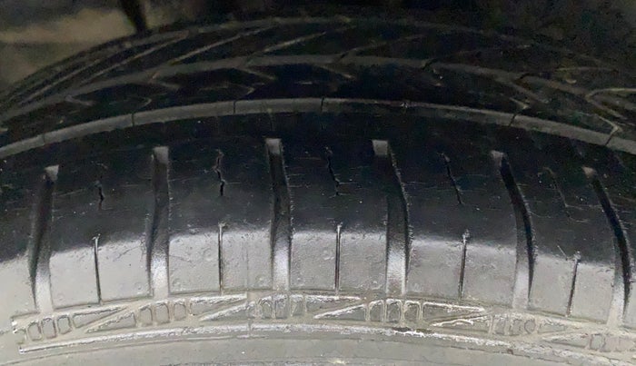 2014 Maruti Ertiga VXI, Petrol, Manual, 31,911 km, Right Rear Tyre Tread