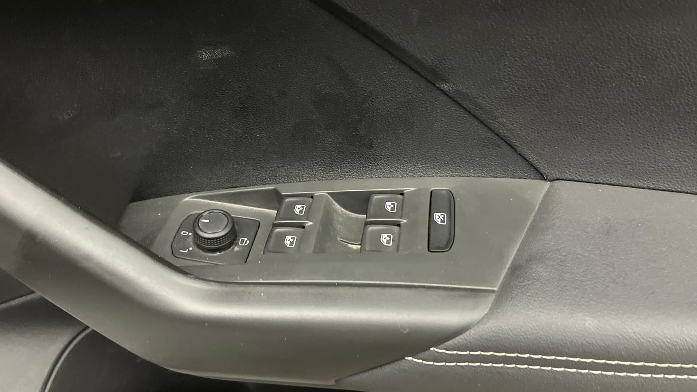 2025 Volkswagen TAIGUN GT Line 1.0L TSI MT, Petrol, Manual, 6,281 km, Driver Side Door Panels Control