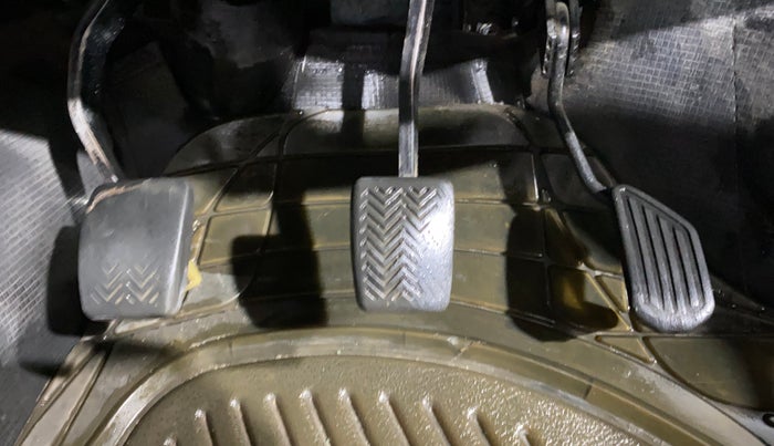 2017 Toyota Etios CROSS 1.2 G, Petrol, Manual, 1,09,423 km, Pedals