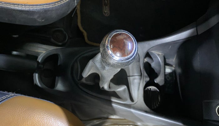 2017 Toyota Etios CROSS 1.2 G, Petrol, Manual, 1,09,423 km, Gear Lever