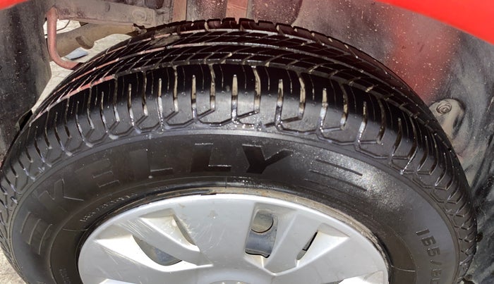 2014 Maruti Swift VXI, Petrol, Manual, 61,813 km, Right Rear Tyre Tread