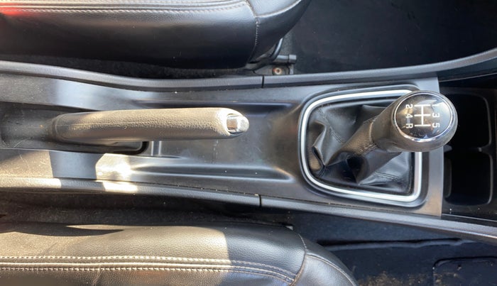 2018 Maruti Ciaz S 1.4 MT PETROL, Petrol, Manual, 1,15,740 km, Gear Lever