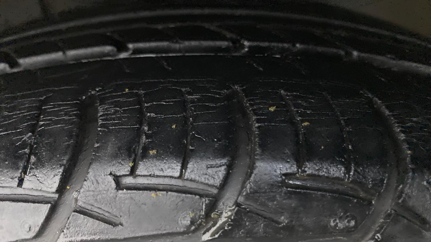 2018 Maruti Ciaz ZETA 1.4  AT PETROL, Petrol, Automatic, 59,079 km, Left Front Tyre Tread